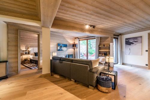 En eller flere senge i et værelse på Apartment Padouk Moriond Courchevel - by EMERALD STAY
