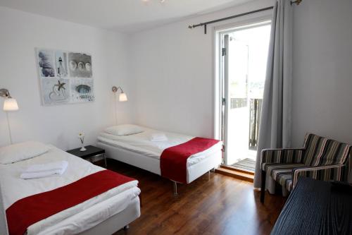 um quarto de hotel com duas camas e uma janela em Rasta Håby em Munkedal