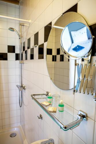 a bathroom with a mirror and a sink at Het Groene Wout in Goudriaan