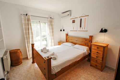 Postel nebo postele na pokoji v ubytování Sola - pretty holiday property with garden and private pool in Benissa