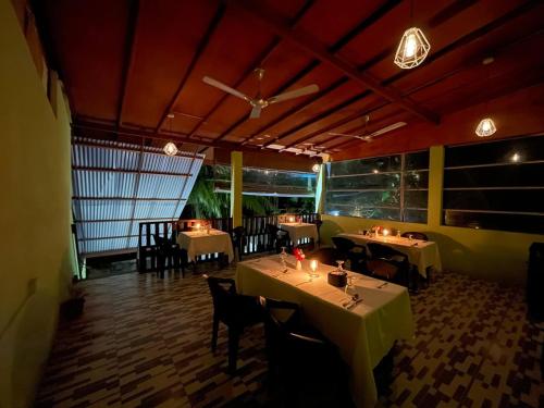 En restaurant eller et andet spisested på Green Leaf Guest House - Omadhoo