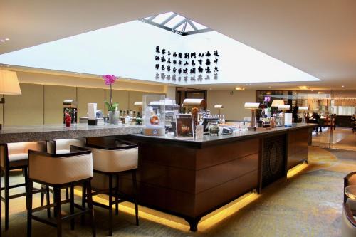 un bar en el vestíbulo del hotel con barra de bar en Tangla Hotel Brussels, en Bruselas