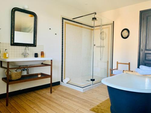 une salle de bain avec une baignoire, une douche et un lavabo dans l'établissement LA MUSARDE, à Villers-sur-Mer