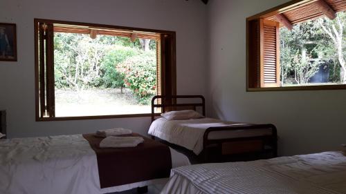 ビジェータにあるEl Paraiso, Casa Campestre en Condominio, WiFi-Teletrabajo, Villetaのベッド2台と窓が備わる客室です。