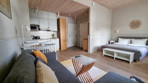 uma sala de estar com um sofá e uma cama em Villa Frieda em Haapsalu