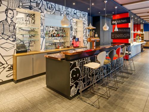 Ο χώρος του lounge ή του μπαρ στο ibis Hamburg Alsterring