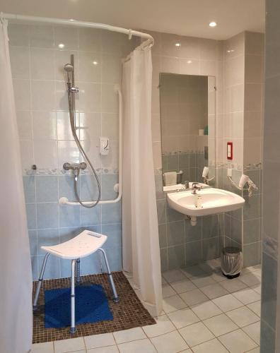 Bilik mandi di Hotel Pyrenées Atlantique