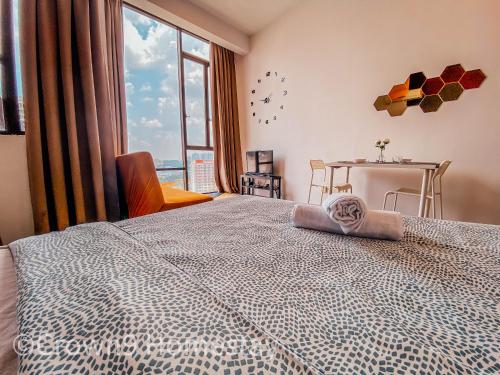 1 dormitorio con 1 cama grande y ventana en Crown3 Suite (City View)@Petaling Jaya, en Petaling Jaya