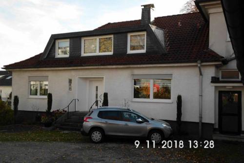 a silver car parked in front of a house at Ferienwohnungen Federleicht in Wermelskirchen