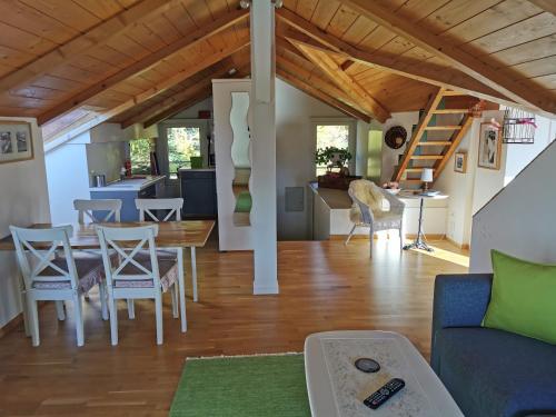 ein Wohnzimmer und ein Esszimmer mit einem Tisch und Stühlen in der Unterkunft Ula's Holiday Apartments in Beatenberg