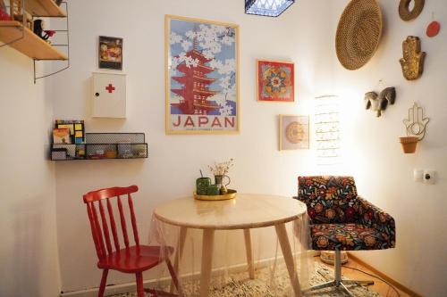 una sala da pranzo con un tavolo e due sedie di chio's place a Tbilisi City