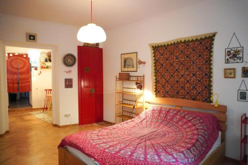 1 dormitorio con 1 cama y armario rojo en chio's place, en Tiflis