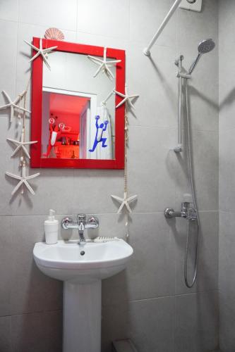 un bagno con lavandino e specchio di chio's place a Tbilisi City