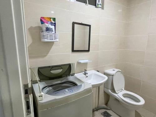 Baño pequeño con aseo y lavamanos en Minimalist Loft5 DeCentrum WifiNetflix, en Kajang