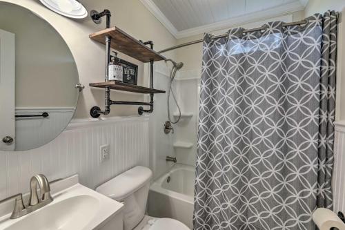 Ένα μπάνιο στο Updated New Bern Home Less Than 3 Mi to Historic Dtwn!
