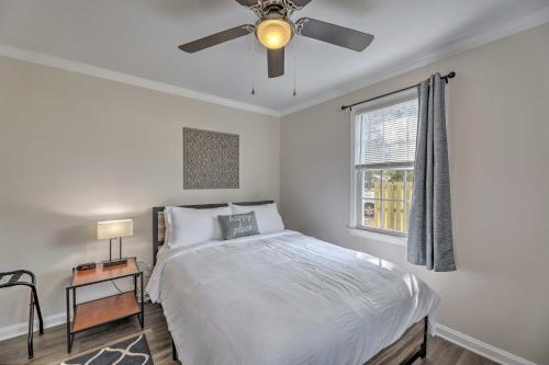Llit o llits en una habitació de Updated New Bern Home Less Than 3 Mi to Historic Dtwn!