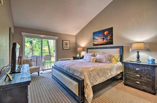 Postel nebo postele na pokoji v ubytování Deck and Fire Pit Margaritaville Resort Home!