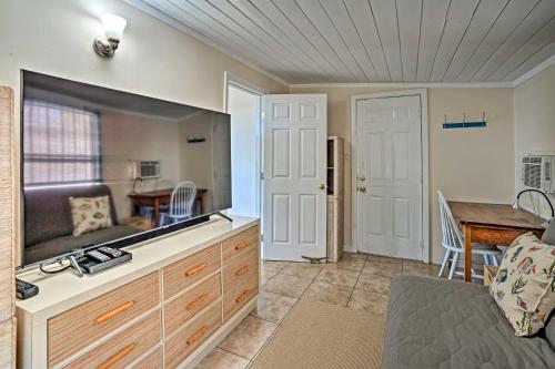 Gambar di galeri bagi Matlacha Home with Boat Mooring and Gulf Access! di Matlacha