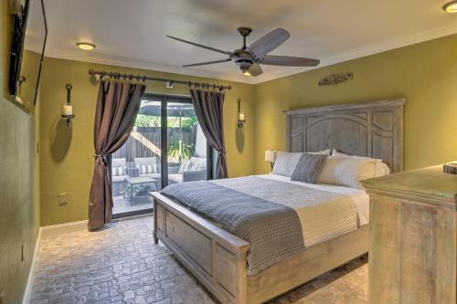 1 dormitorio con 1 cama y ventilador de techo en Chic Fort Myers Escape with Community Perks!, en Fort Myers