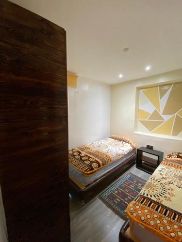 una habitación con dos camas en una habitación en Beautiful Apartment in the City Center with Everything You Need, en Tánger