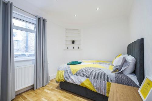 - une chambre blanche avec un lit et une fenêtre dans l'établissement Marylebone Mews - Beautiful 2 bedroom flat, à Londres