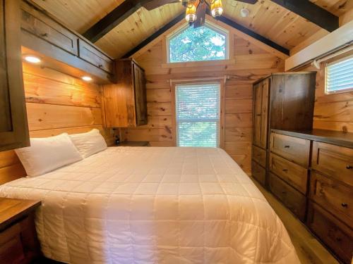 CarrollB2 NEW Awesome Tiny Home with AC Mountain Views Minutes to Skiing Hiking Attractions的小木屋内的卧室,配有床