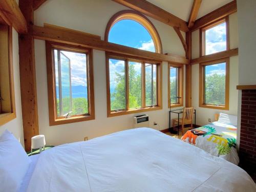 En eller flere senge i et værelse på NEW Stunning home with breathtaking views, outdoor cedar sauna, great location