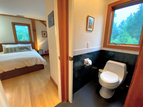 Et badeværelse på NEW Stunning home with breathtaking views, outdoor cedar sauna, great location