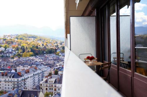 Photo de la galerie de l'établissement Appartement secteur gare avec balcon et vue panoramique, à Chambéry
