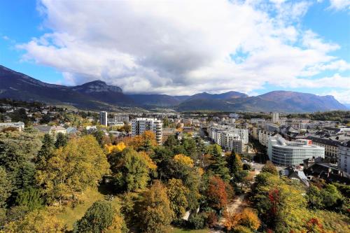 Photo de la galerie de l'établissement Appartement secteur gare avec balcon et vue panoramique, à Chambéry
