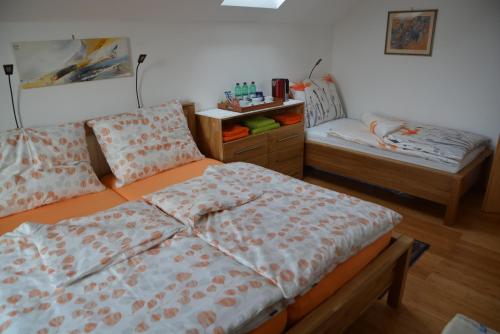 a bedroom with two twin beds and a small bed and a desk at Komfort Ferienwohnung Marina in Völkermarkt