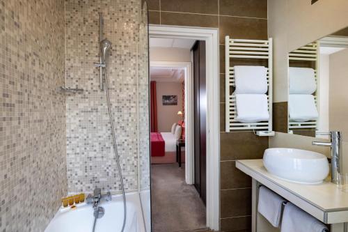 Ванная комната в Hôtel Le 46