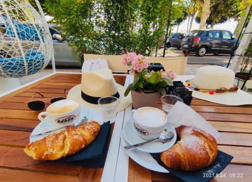 un tavolo con croissant e tazze e pasticcini di La Camera della Nonna 2.0 a Gaeta