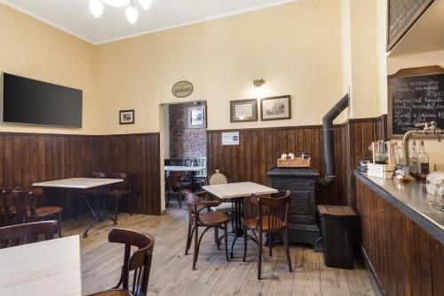 a restaurant with tables and chairs and a bar at Kawerna Obornicka Pod Orłem Noclegi in Oborniki