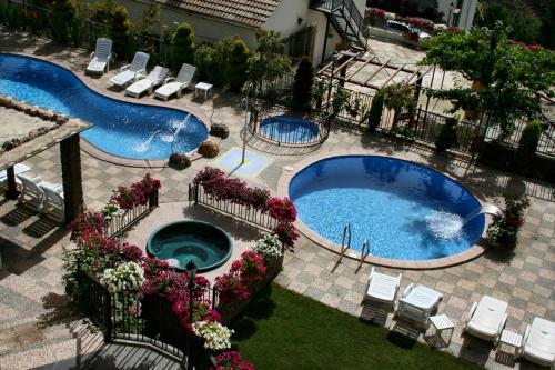 View ng pool sa Alojamientos Rurales Benarum con Spa o sa malapit