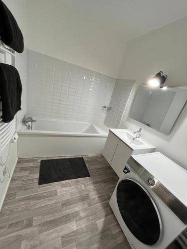 une salle de bain avec toilettes, lavabo et baignoire dans l'établissement New&Cosy - Near Disney/Paris - 100m RER A, à Lognes