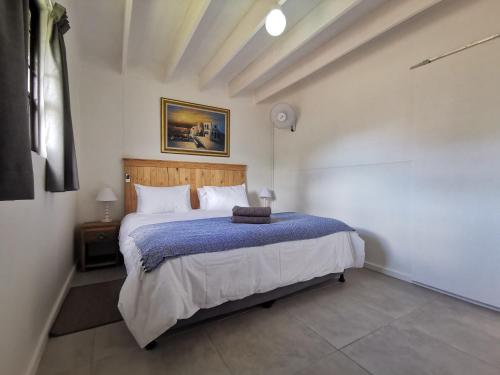Katil atau katil-katil dalam bilik di Arch Cabins Self Catering Homes Storms River
