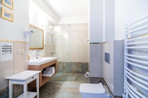 Bilik mandi di Hotel Dwa Księżyce