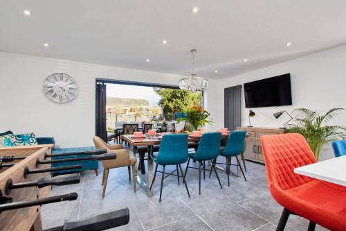 a dining room with a table and chairs at Meadow Cott in Milford on Sea