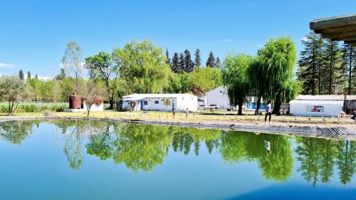 a view of a lake with buildings and trees at Casa de Campo La Magdalena in Tunuyán