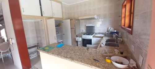 een keuken met een spoelbak en een aanrechtblad bij Incrivel casa a 280 m do mar em Peruibe SP in Peruíbe