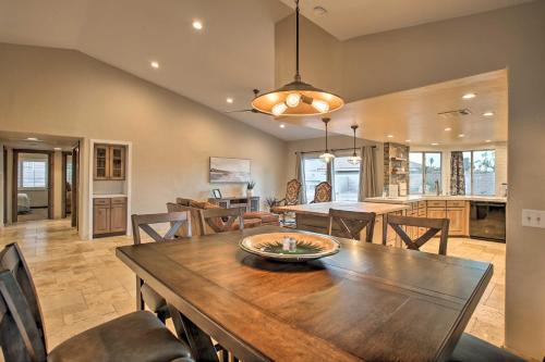 Χώρος καθιστικού στο Indian Wells Retreat with Pool, Near Tennis Garden