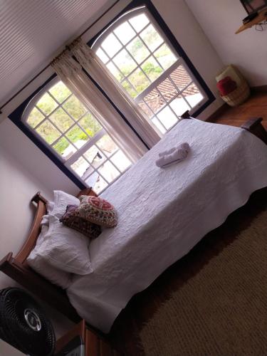 Cama ou camas em um quarto em É Hostel