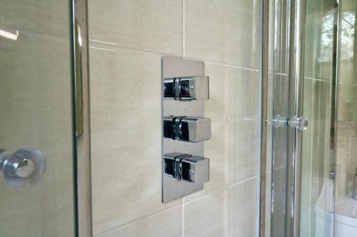 A bathroom at Two Bed Holiday Home in Glasgow