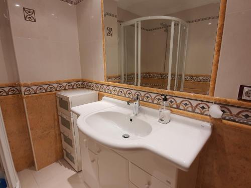 贝尼多姆Principado Marina的浴室里有白色洗手池和镜子