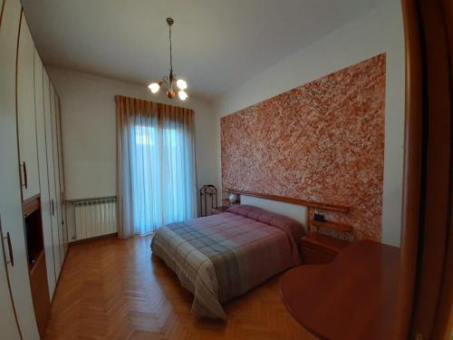 um quarto com uma cama, uma janela e uma mesa em Casa vacanze - House Stop and Go em Busto Arsizio