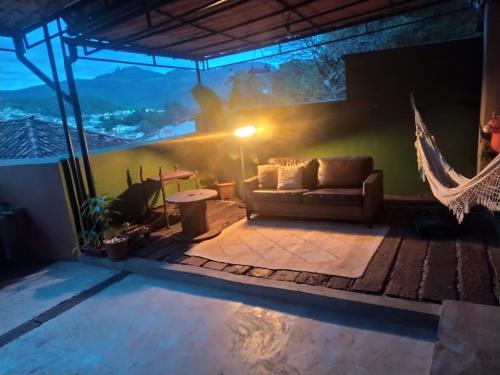ein Wohnzimmer mit Sofa auf einer Bühne in der Unterkunft É Hostel in Ouro Preto