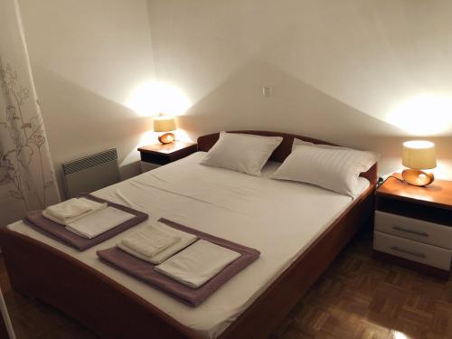 Un pat sau paturi într-o cameră la Apartman Sunce