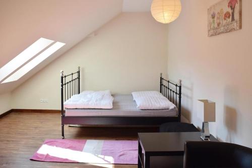 ein Schlafzimmer mit einem Bett und einem Tisch in einem Zimmer in der Unterkunft holiday home at the lake in Kiedrowice in Kiedrowice