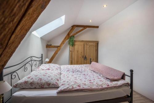 ein Schlafzimmer mit einem Bett im Dachgeschoss in der Unterkunft Ferienwohnung im Haus Kreuzthal in Buchenberg